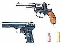 Револьвер наган (сверху) и пистолет ТТ
